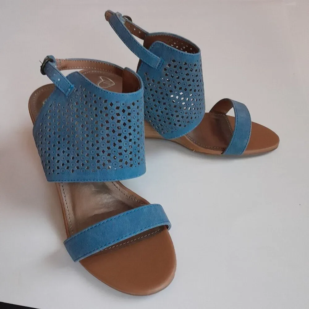 Madeline Women’s shoes, Color Blue open toe sandals. Size 8M